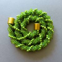 Halskette Spirale Relief, Häkelkette grün in grün, Länge 49 cm, Perlenkette aus Glasperlen gehäkelt, Rocailles Bild 1