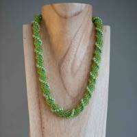 Halskette Spirale Relief, Häkelkette grün in grün, Länge 49 cm, Perlenkette aus Glasperlen gehäkelt, Rocailles Bild 2