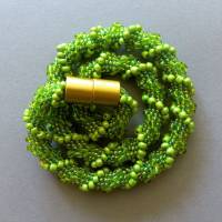 Halskette Spirale Relief, Häkelkette grün in grün, Länge 49 cm, Perlenkette aus Glasperlen gehäkelt, Rocailles Bild 3