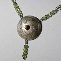 Zartes Collier aus Peridot und Granat mit keltischer Gravur Bild 3
