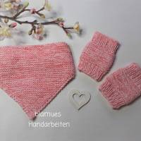 Schal / Halstuch für Babys mit passenden Handstulpen als Set, handgestrickt apricot/rose/weiss meliert, ohne Daumenloch Bild 1