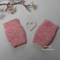 Schal / Halstuch für Babys mit passenden Handstulpen als Set, handgestrickt apricot/rose/weiss meliert, ohne Daumenloch Bild 3