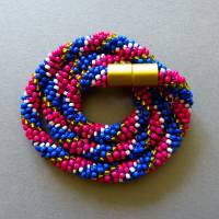 Halskette Spirale, Häkelkette blau mit gold rot und weiß, 49 cm, Perlenkette aus Glasperlen gehäkelt, Rocailles Bild 1