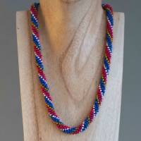 Halskette, Häkelkette blau mit gold rot und weiß, 49 cm,  Perlenkette aus Glasperlen gehäkelt, Rocailles, Häkelschmuck Bild 2