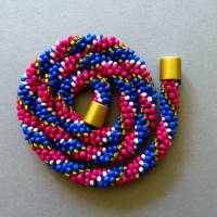 Halskette Spirale, Häkelkette blau mit gold rot und weiß, 49 cm, Perlenkette aus Glasperlen gehäkelt, Rocailles Bild 3