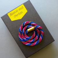 Halskette, Häkelkette blau mit gold rot und weiß, 49 cm,  Perlenkette aus Glasperlen gehäkelt, Rocailles, Häkelschmuck Bild 4