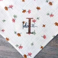Weißes Dreieckstuch mit Herbstlaub mit Deinem Namen, individuell bedrucktes Musselintuch Bild 4