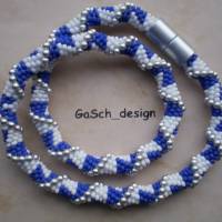 Häkelkette, gehäkelte Perlenkette * Dreiecksbeziehung mit blau und weiß Bild 1
