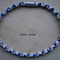 Häkelkette, gehäkelte Perlenkette * Dreiecksbeziehung mit blau und weiß Bild 2