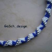 Häkelkette, gehäkelte Perlenkette * Dreiecksbeziehung mit blau und weiß Bild 3