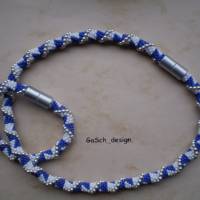 Häkelkette, gehäkelte Perlenkette * Dreiecksbeziehung mit blau und weiß Bild 4