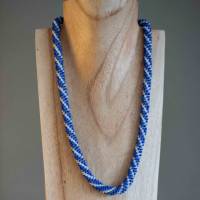 Halskette, Häkelkette blau und weiß, Länge 54 cm,  Perlenkette aus Glasperlen gehäkelt, Rocailles, Häkelschmuck Bild 2