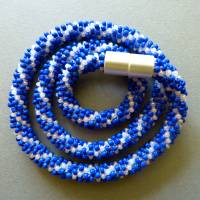 Halskette, Häkelkette blau und weiß, Länge 54 cm,  Perlenkette aus Glasperlen gehäkelt, Rocailles, Häkelschmuck Bild 3