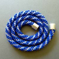 Halskette, Häkelkette blau und weiß, Länge 54 cm,  Perlenkette aus Glasperlen gehäkelt, Rocailles, Häkelschmuck Bild 4