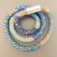 Halskette Mustermix, Häkelkette blau und weiß, 53 cm, Perlenkette aus Glasperlen gehäkelt, Rocailles, Häkelschmuck Bild 1