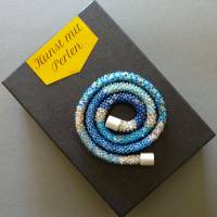 Halskette Mustermix, Häkelkette blau und weiß, 53 cm, Perlenkette aus Glasperlen gehäkelt, Rocailles, Häkelschmuck Bild 2