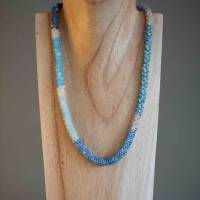 Halskette Mustermix, Häkelkette blau und weiß, 53 cm, Perlenkette aus Glasperlen gehäkelt, Rocailles, Häkelschmuck Bild 3