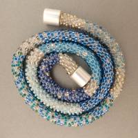 Halskette Mustermix, Häkelkette blau und weiß, 53 cm, Perlenkette aus Glasperlen gehäkelt, Rocailles, Häkelschmuck Bild 4