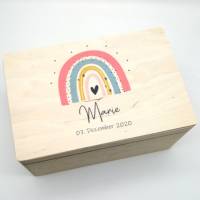 Erinnerungskiste Baby mit Namen "Regenbogen pfirsich" Geburtsdatum Erinnerungsbox für Kinder Bild 1