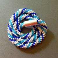 Halskette Spirale, Häkelkette blau türkis weiß, Länge 43 cm, Perlenkette aus Glasperlen gehäkelt, Rocailles Bild 1