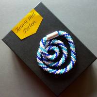 Halskette Spirale, Häkelkette blau türkis weiß, Länge 43 cm, Perlenkette aus Glasperlen gehäkelt, Rocailles Bild 2