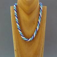 Halskette Spirale, Häkelkette blau türkis weiß, Länge 43 cm, Perlenkette aus Glasperlen gehäkelt, Rocailles Bild 3