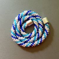 Halskette Spirale, Häkelkette blau türkis weiß, Länge 43 cm, Perlenkette aus Glasperlen gehäkelt, Rocailles Bild 4