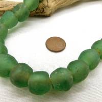 13 Stück Recyclingglasperlen - Krobo Perlen - Grün - ca. 14mm, handgemachte Pulverglasperlen aus Ghana Bild 2