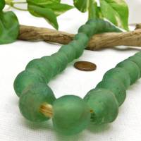13 Stück Recyclingglasperlen - Krobo Perlen - Grün - ca. 14mm, handgemachte Pulverglasperlen aus Ghana Bild 3