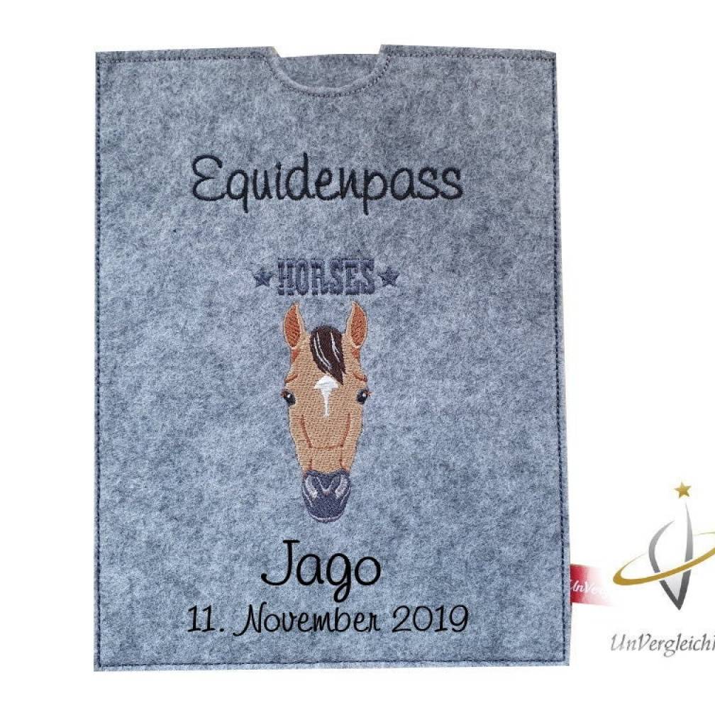 Hülle für Pferdepass/ Equidenpass Equidenpasshülle Hufeisen Namensbestickung Pferdepasshülle