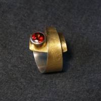 gewickelter Ring aus Silber mit Feingold und Almandin Bild 2