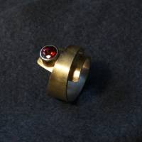 gewickelter Ring aus Silber mit Feingold und Almandin Bild 3