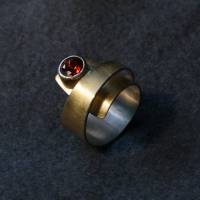 gewickelter Ring aus Silber mit Feingold und Almandin Bild 4