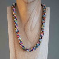 Halskette, Häkelkette kunterbunt, Länge 48 cm, Perlenkette aus Glasperlen gehäkelt, Rocailles, Häkelschmuck Bild 2
