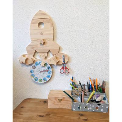 Holzmagnettafel für Kinderzimmer mit Rakete Motiv, inkl. 5x Holzmagnete, Magnettafel aus Holz