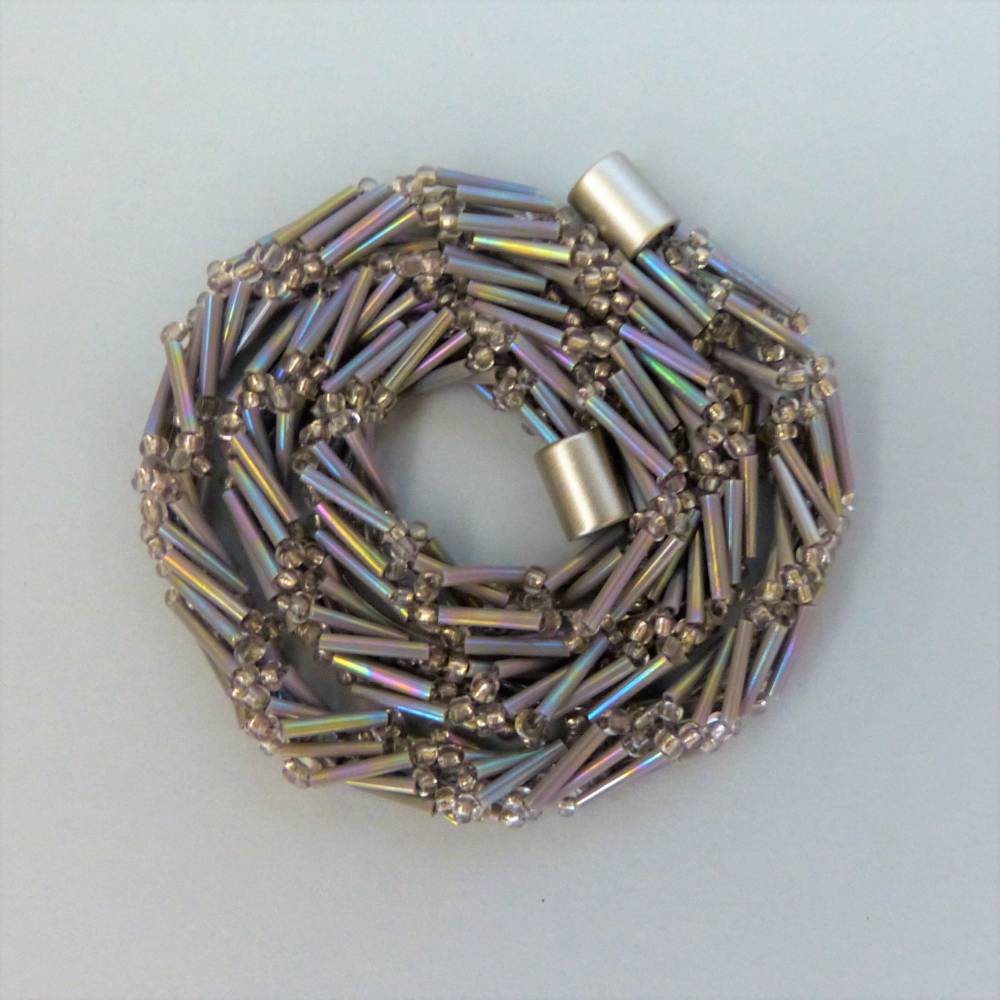 Häkelkette grau irisierend, Länge 54 cm, Halskette aus Perlen und Stiftperlen gehäkelt, Perlenkette, Glasperlen, Schmuck Bild 1