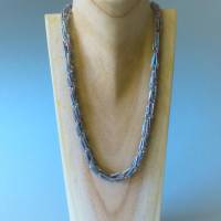 Häkelkette grau irisierend, Länge 54 cm, Halskette aus Perlen und Stiftperlen gehäkelt, Perlenkette, Glasperlen, Schmuck Bild 3