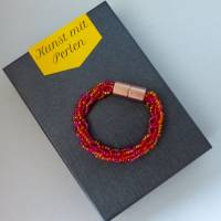 Armband, Häkelarmband in rot und orange, Länge 20 cm,  Armband Rocailles gehäkelt, Glasperlen, Magnet Bild 1