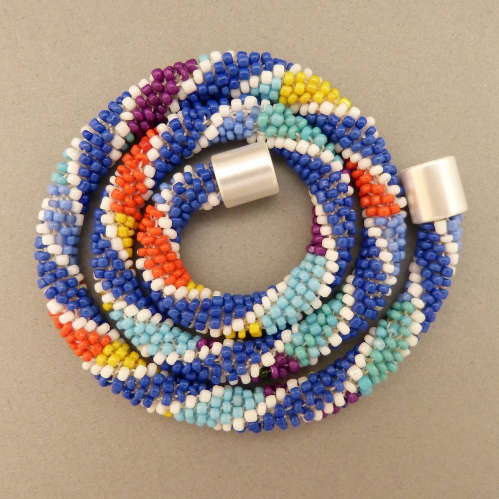 Halskette, Häkelkette blau mit bunten Rauten, Länge 45 cm, Perlenkette aus Glasperlen gehäkelt, Rocailles, Häkelschmuck Bild 1