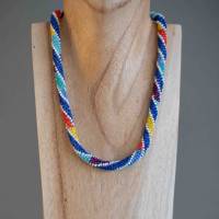 Halskette, Häkelkette blau mit bunten Rauten, Länge 45 cm, Perlenkette aus Glasperlen gehäkelt, Rocailles, Häkelschmuck Bild 2