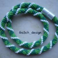 Häkelkette, gehäkelte Perlenkette * Dreiecksbeziehung mit grün Bild 1