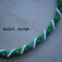 Häkelkette, gehäkelte Perlenkette * Dreiecksbeziehung mit grün Bild 3