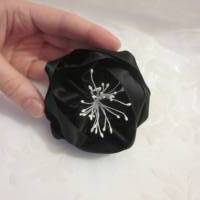 Schwarze Brosche Trauer Anstecker Satin Blume "Victoria" für festliche Anlässe Bild 3