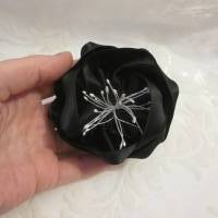 Schwarze Brosche Trauer Anstecker Satin Blume "Victoria" für festliche Anlässe Bild 7