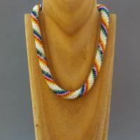 Halskette, Häkelkette weiß mit Regenbogen, 44cm, Perlenkette aus Glasperlen gehäkelt, Rocailles, Häkelschmuck Bild 2