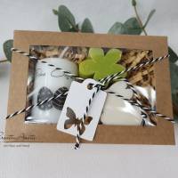 Geschenkbox mit handverzierter Kerze "Frohe Ostern" und Schafmilchseifen Hase (Schneerose) und Margerite - Oster Bild 1