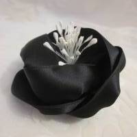 Schwarze Brosche Trauer Anstecker Satin Blume "Geraldine" für festliche Anlässe Bild 1