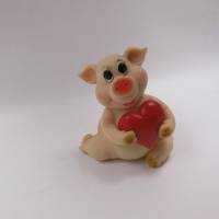 Allerliebstes knuffiges Schweinchen Trio auf ein rotes Herz gelehnt- für Geburtstag oder Valentinstag Bild 3