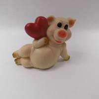 Allerliebstes knuffiges Schweinchen Trio auf ein rotes Herz gelehnt- für Geburtstag oder Valentinstag Bild 4