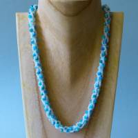 Halskette, Häkelkette weiß mit türkis, Länge 48 cm, Perlenkette aus Glasperlen gehäkelt, Rocailles, Häkelschmuck Bild 2